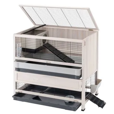 Twee verdiepingen houten knaagdierenkooi met openklapbaar traliedak, kunststof lades, twee zwarte hellingen, drinkfles, voerbak en slaaphuisje zichtbaar.