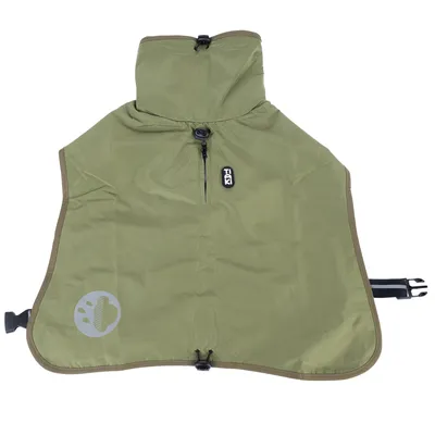 Manteau imperméable vert pour chien avec fermeture éclair, cordon de serrage, boucle latérale et logo FLY visible sur le devant.