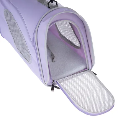 Sac de transport pour animaux en tissu lavande avec porte et fenêtres en maille, intérieur matelassé blanc, fermeture éclair et mousqueton visibles.