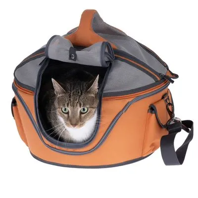 Transportadora laranja e cinzenta com rede, alça de ombro e abertura frontal, com um gato no interior visível pela entrada aberta.