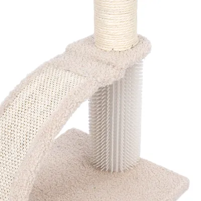Arbre à chat beige avec poteau en sisal, arche recouverte de tissu et brosse verticale en plastique blanc sur socle carré.