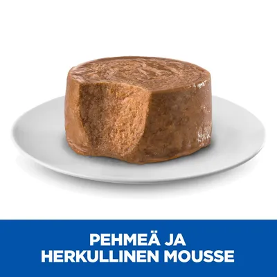 Lautasella oleva ruskea mousse, josta on leikattu pala. Teksti: PEHMEÄ JA HERKULLINEN MOUSSE.