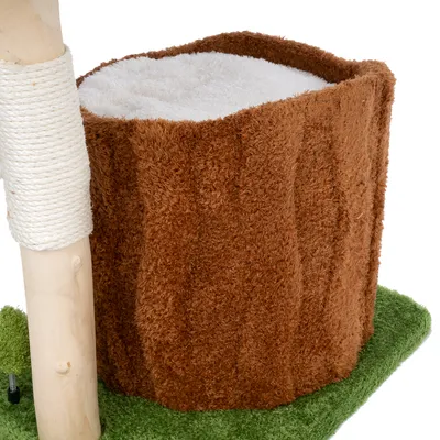 Árbol rascador con escondite marrón cubierto de felpa y cuerda de sisal en tronco de madera. Base de material de alfombra verde.