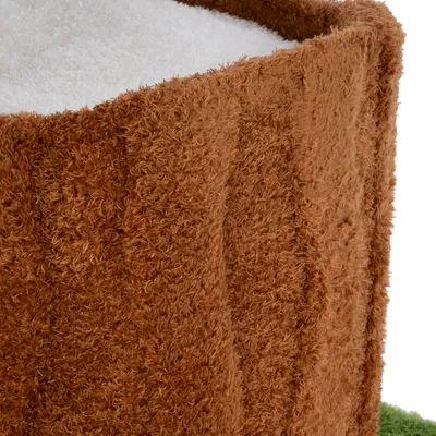 Primer plano de un material textil marrón y esponjoso con superficie interior blanca. Vista detallada del producto para textura y material.