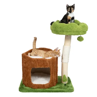 Rascador con diseño de árbol verde, cueva marrón y superficie de sisal. Dos gatos: uno en la plataforma superior, otro tumbado sobre la cueva.