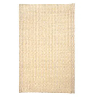 Beige tapijt met geweven structuur, rechthoekige vorm.
