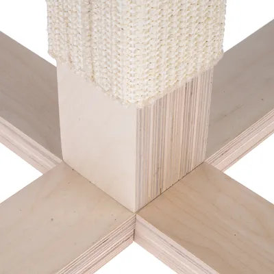 Detailweergave van een krabpaalvoet van licht hout met een stabiele constructie en een met sisal omwikkelde paal.