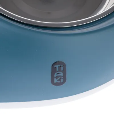 Tiaki Logo auf einem blauen Futternapf mit Edelstahl-Einsatz.