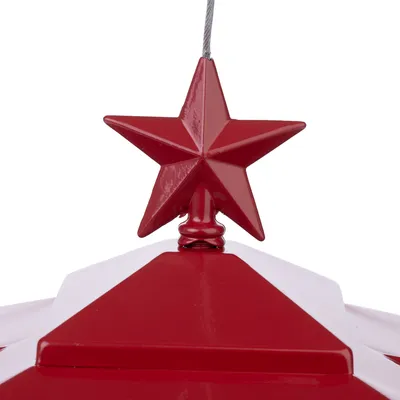 Červená kovová hviezda s úchytom, detailný pohľad.