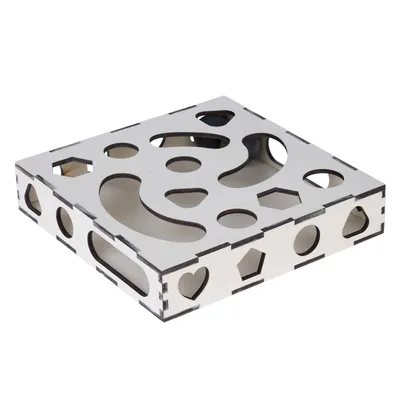 Дървена играчка с различни отвори във формата на сърце, кръг и звезда, подходяща за интерактивна игра.