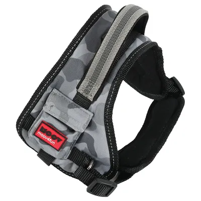 Harnais pour chien en tissu gris camouflage avec poignée et étiquette rouge moov4fun visible sur le côté, boucles de réglage noires.