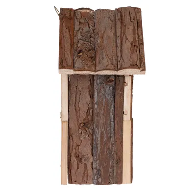 Trähus av naturmaterial med bark och trälister, lämpligt som gömställe eller dekoration.