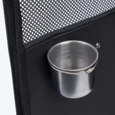 Detailweergave van een metalen voerbak, bevestigd aan een zwart netstructuur met ritssluiting en schroef.