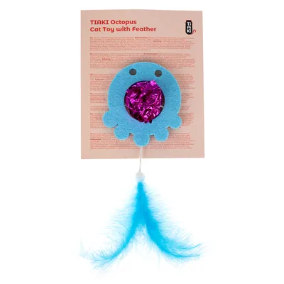 TIAKI Octopus hračka pro kočky s peřím, modrý filcový design chobotnice, růžová třpytivá výplň a modré peříčkové přívěsky. Popis obalu ve více jazycích.
