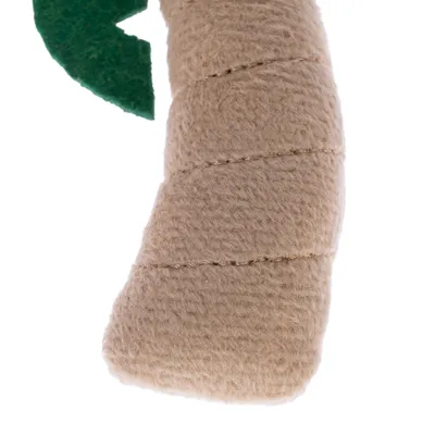 Jouet en tissu beige avec couture visible, forme cylindrique courbée, partie verte en feutrine sur le côté gauche.