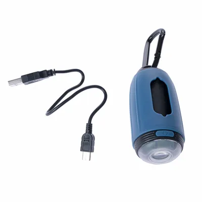 Blaues tragbares Gerät mit Karabinerhaken, USB-Kabel und Ladeanschluss. Enthält eine Taschenlampe und einen Spender für Beutelrollen.