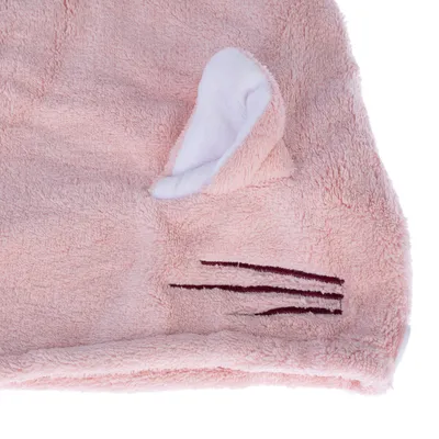 Roze pluche stof met opgenaaide details: witte stoffen oren en geborduurde zwarte lijnen die snorharen voorstellen.