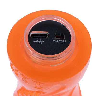 Detaljevisning af et orange produkt med USB-port og tænd/sluk-knap.