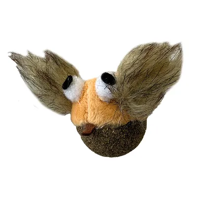 Jouet pour chat en forme de tête d’animal, avec deux grandes oreilles en tissu poilu, yeux ronds blancs et noirs, partie inférieure marron, matière textile visible.