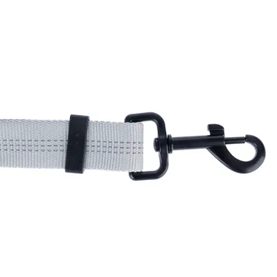 Laisse grise en tissu avec mousqueton noir en métal, vue sur l’attache et la sangle. Aucun logo ou texte visible.