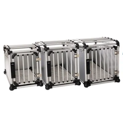Drei Hundetransportboxen aus Aluminium mit Gittertüren und grauem Innenraum, jeweils in unterschiedlichen Grössen.