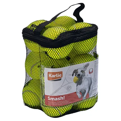Sac en filet contenant plusieurs balles jaunes, étiquette visible avec la marque Karlie et le texte Smash!, photo d’un chien tenant une balle dans sa gueule sur l’emballage.