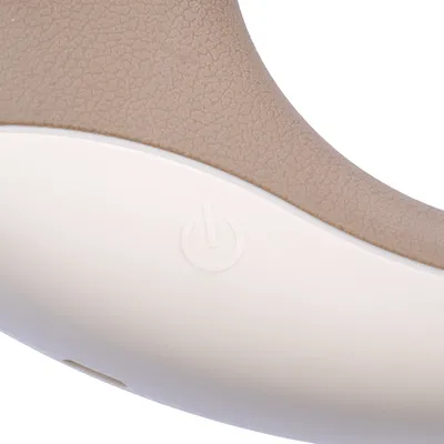 Primo piano di un prodotto beige e bianco con simbolo di accensione/spegnimento visibile.