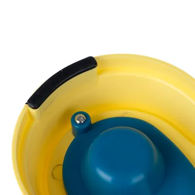 Gamelle en plastique jaune avec insert bleu et poignée noire visible sur le bord.