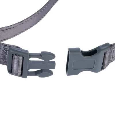 Nahaufnahme eines grauen Klickverschlusses aus Kunststoff an einem Nylonband, geöffnet dargestellt.