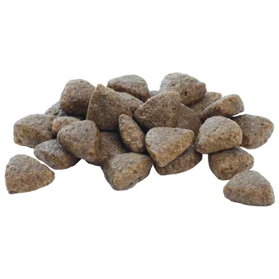 Купчина триъгълни гранули суха храна за домашни любимци, кафяв цвят, без видима опаковка или марка.