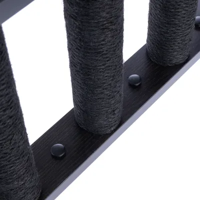 Černé sisalové škrábací sloupky na dřevěné desce s upevňovacími knoflíky, detailní pohled.