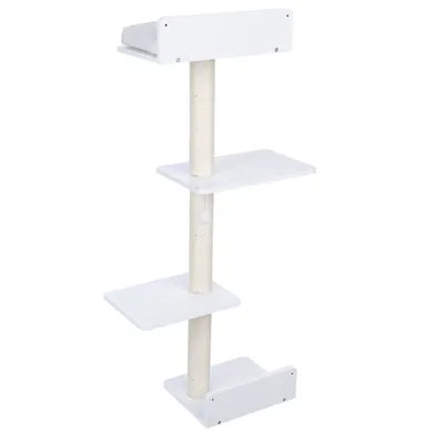 Arbre à chat blanc avec quatre plateformes, poteau central recouvert de corde sisal, coussin sur la plateforme supérieure et petite balle suspendue visible sous la deuxième étagère.