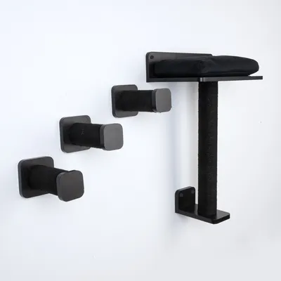 Set tiragraffi da parete in legno nero e sisal, composto da tre gradini per arrampicata e una superficie per sdraiarsi con cuscino imbottito.