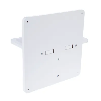 Supporto da parete bianco con fori preforati e due aperture rettangolari, adatto per il fissaggio di accessori.