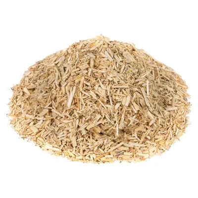 Hög av naturligt, ljusbrunt träströ, lämpligt som strö för smådjur.
