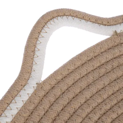 Detailní záběr na pletené lano z hnědého a bílého materiálu, vhodné pro škrabadla nebo jiné produkty pro domácí mazlíčky.