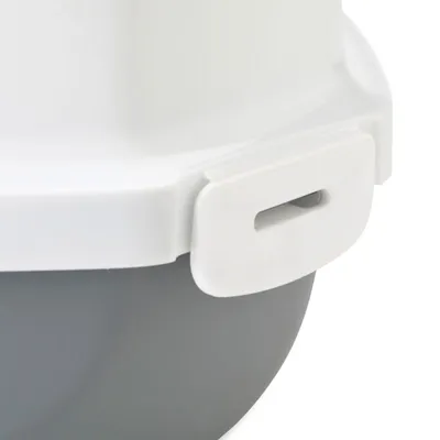 Detail van een witte kunststof sluitclip op een grijs-witte container, bevestiging zichtbaar aan de rand.