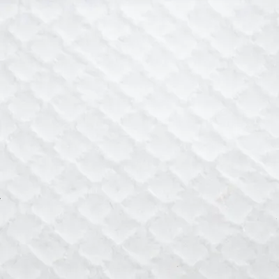 Surface blanche à motif gaufré en losanges, aspect papier ou tissu absorbant visible de près.