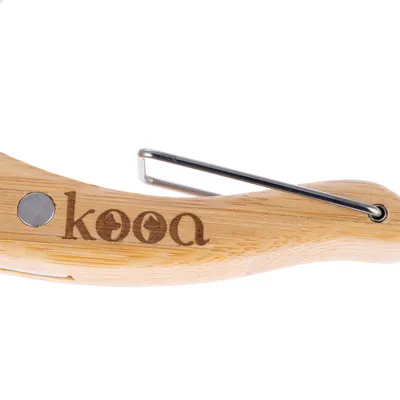 kooa. Holzgriff mit Metallhaken, geeignet für Haustierpflege.
