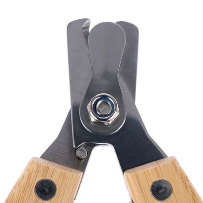 Nahaufnahme einer Metall-Krallenschere mit Holzgriffen und zentraler Schraube zur Stabilisierung.