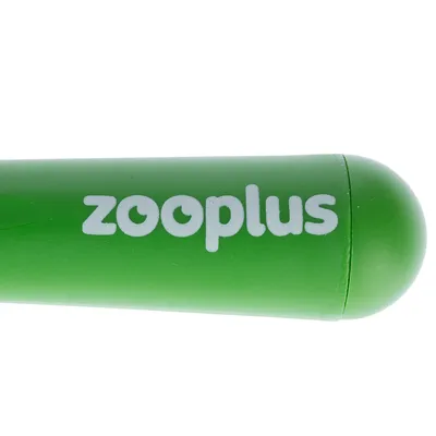 zooplus. Zöld henger alakú tárgy fehér felirattal.