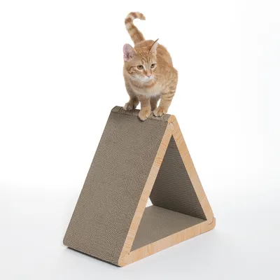 Kratzmöbel in Dreiecksform aus Holz und Karton, mit einer Katze oben stehend.