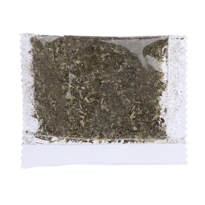 Transparenter Beutel mit getrockneten Kräutern, sichtbar durch die Verpackung.