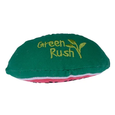 Juguete de tela con forma de media sandía, con la inscripción 'Green Rush' y motivo de hoja bordado.