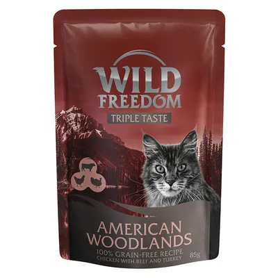 Sachet Wild Freedom Triple Taste American Woodlands, 100 % grain-free recipe, chicken with beef and turkey, 85 g. Image d’un chat et pictogrammes de viandes visibles sur l’emballage.