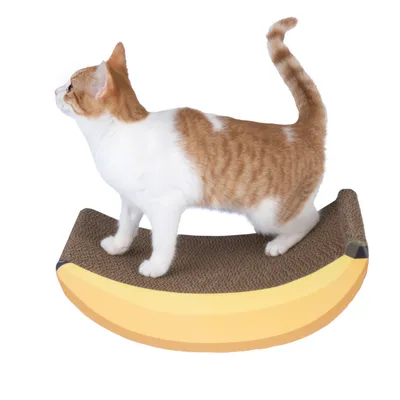 Chat roux et blanc debout sur un griffoir en carton en forme de banane, surface texturée visible.