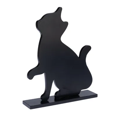 Černá kočičí figurka z kovu na obdélníkovém podstavci, vhodná jako dekorace.