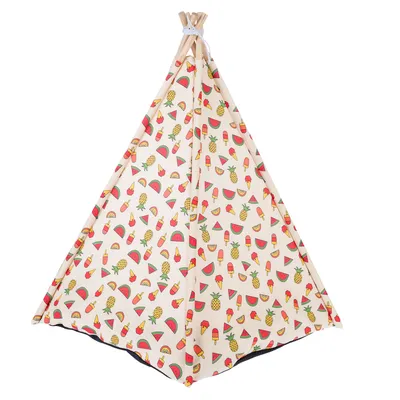 Tente tipi pour animaux, tissu imprimé de motifs pastèques, ananas et glaces, structure en bois visible au sommet.