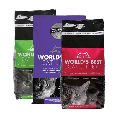 Tre påsar World's Best Cat Litter med synlig text: 100% natural, 110% performance, clumps faster, unsurpassed odor control, lasts longer. Bilder av katter på förpackningarna.