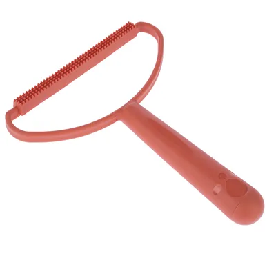 Vörös szőrápoló fésű ergonomikus nyéllel és finom fogakkal, laza szőr eltávolításához.